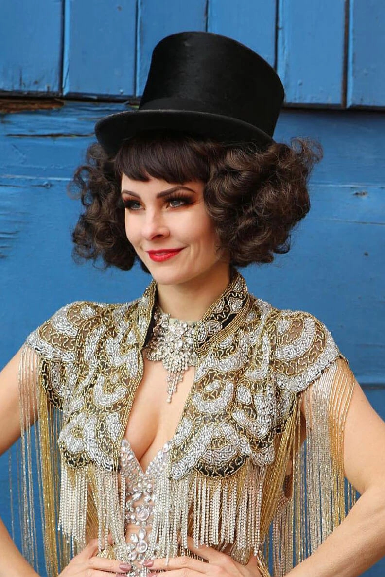 A short brown vintage style wig with waves: Rita
