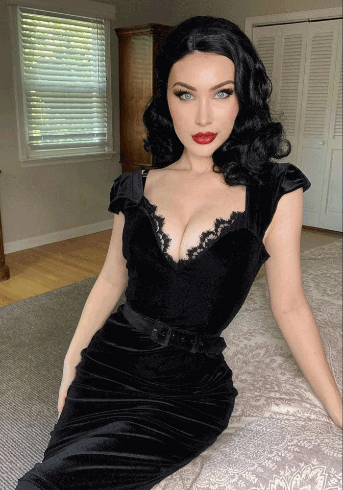 Black 40s style wig with beautiful marcel waves: Dita