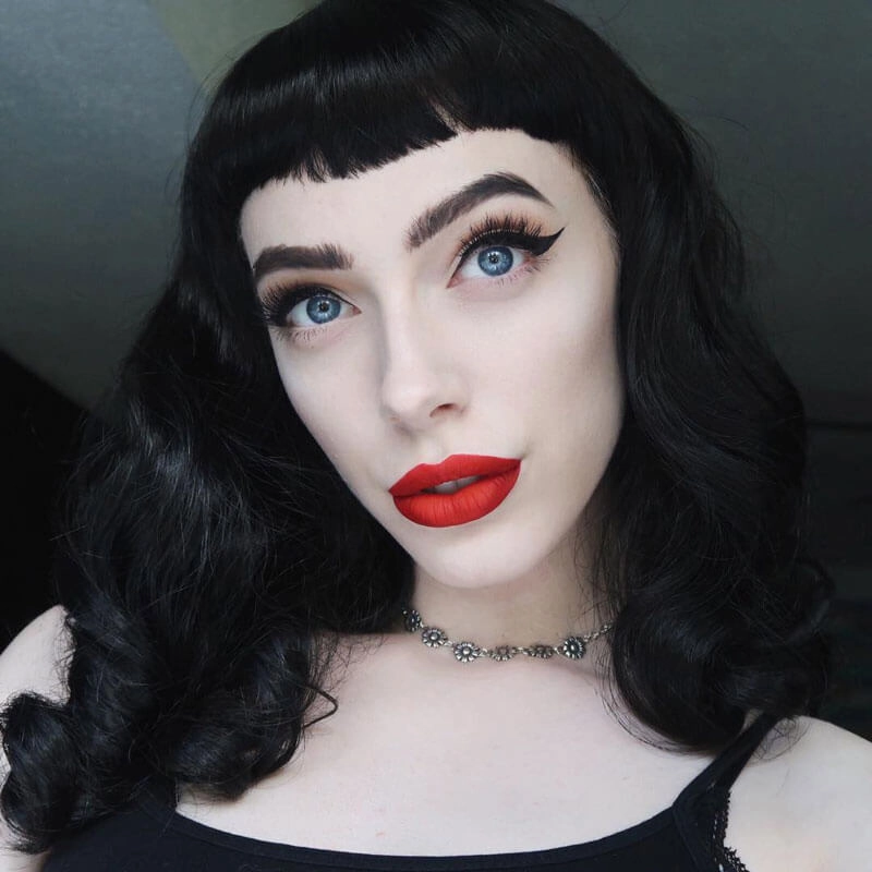 Black pinup style wig, curled with short fringe, 1950s style: Bettie