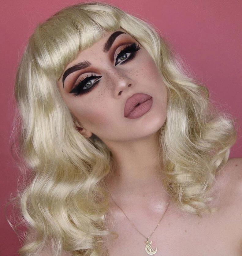 Blonde pinup wig, curled with short fringe, 1950s style: Cora