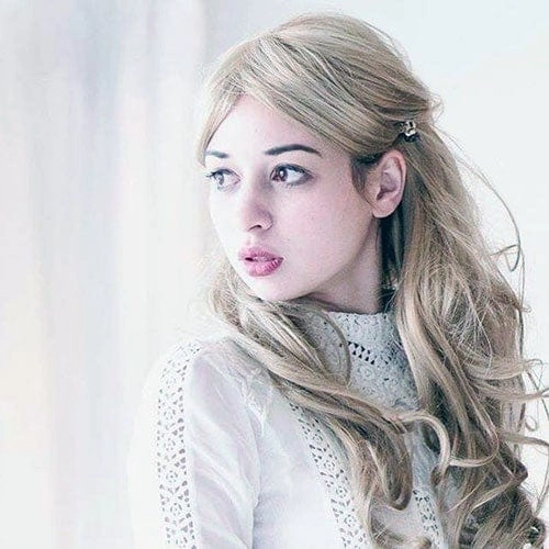 Blonde wig with big loose curls and sweeping fringe, extra long: Carly