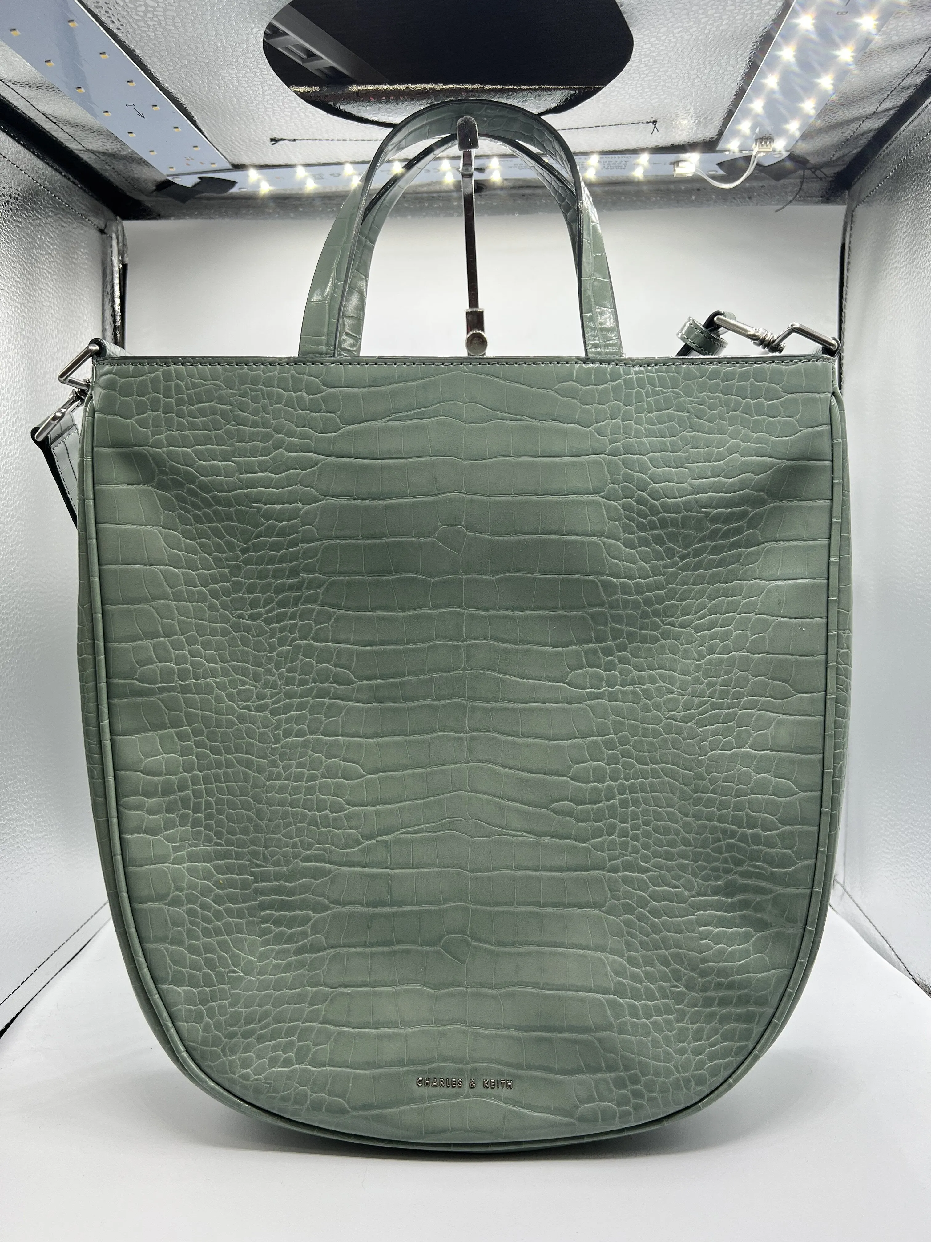 Handbag Designer By Clothes Mentor  Size: Medium
