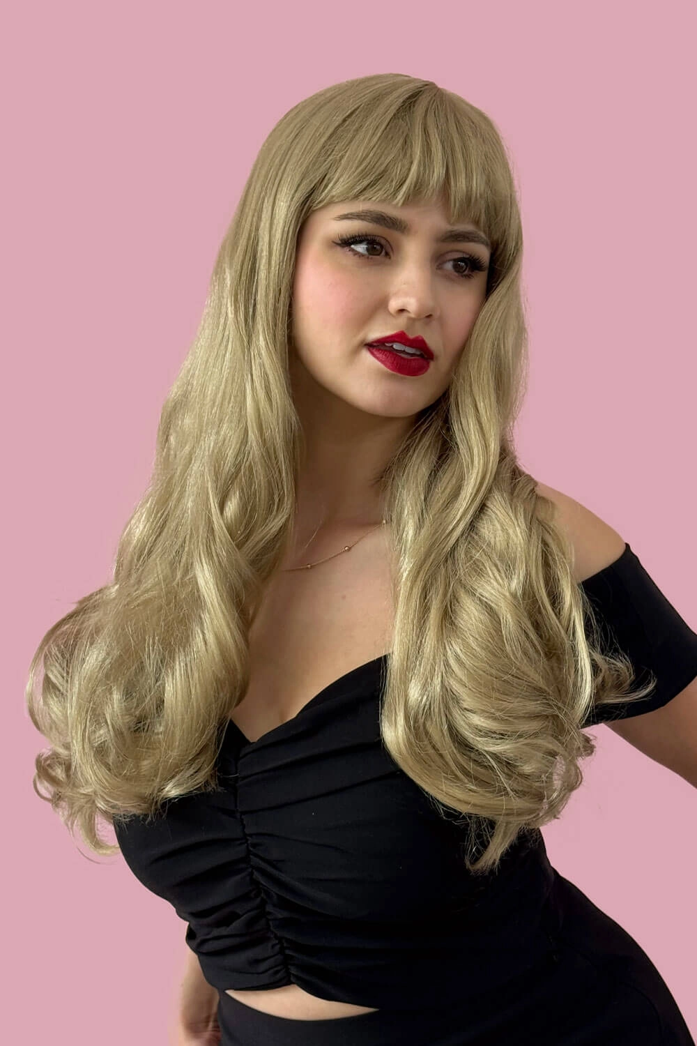 Long blonde wavy wig with pinup-style fringe: Elena
